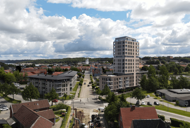 Sådan kan et nyt boligbyggeri i 15 etager på Klochhusgrunden, Jernbanegade 15 i Hobro, komme til at se ud. 