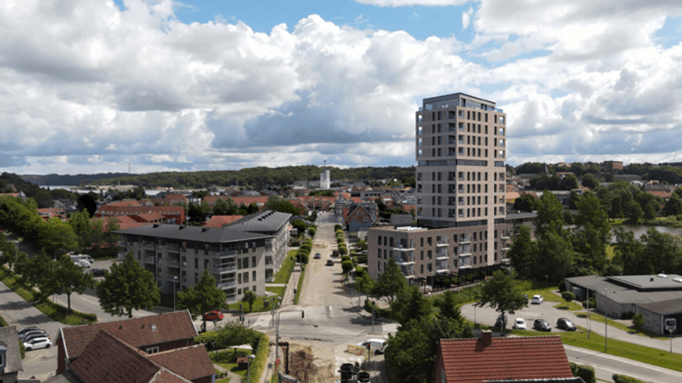 Sådan kan et nyt boligbyggeri i 15 etager på Klochhusgrunden, Jernbanegade 15 i Hobro, komme til at se ud. 250 borgere har skrevet under på, at de ikke vil have det. <i>Visualisering udført af arkitektfirmaet Bjørk og Maigaard</i>