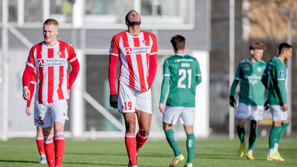 Rasmus Thelander og Anosike Ementa forlader her banen efter en times kamp. Sidstnævnte burde have scoret for AaB. <i>Foto: Lars Pauli</i>