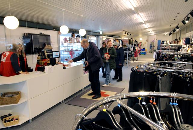 Røde Kors butikken i Hjallerup mangler frivillige og inviterer til frivilligdag 14. februar kl. 16.