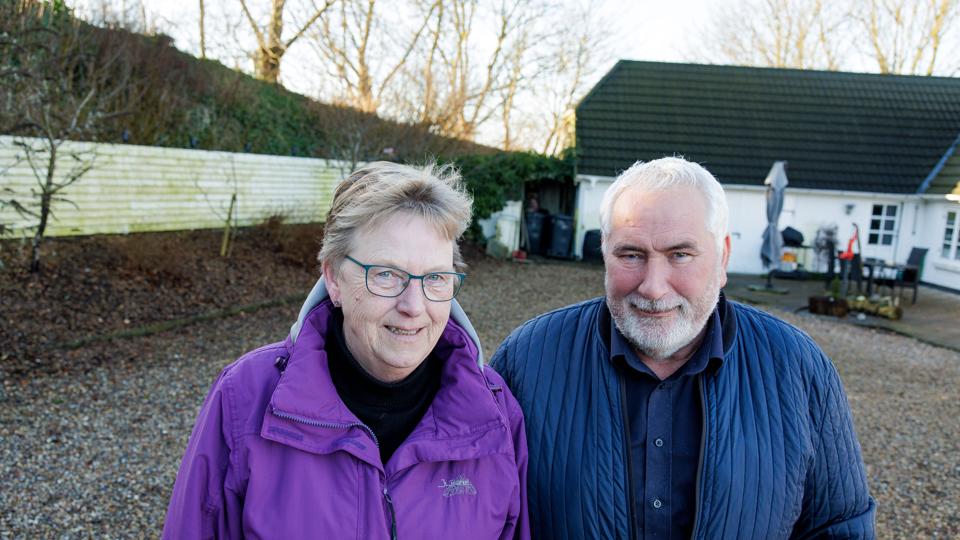 Lone og Mogens Hansen bor lige op ad Rute 26. Kun en jordvold ligger imellem den trafikerede hovedvej og huset. Nu går de med en vis bekymring og venter på, hvad den planlagte udvidelse af vejen vil komme til at betyde for dem og deres mulighed for at sælge boligen en dag. <i>Foto: Bo Lehm</i>