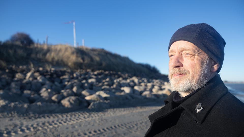 Claus Hvass har efter mere end 20 år fået lov til at sikre sit lille sommerhus på Solsbækvej syd for Sæby. <i>Foto: Bente Poder</i>