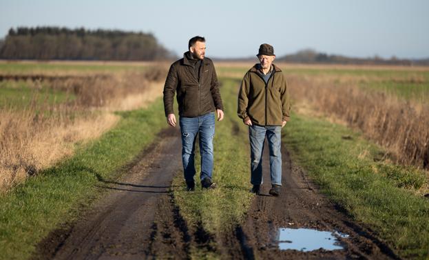 Søren Haese og Poul Christensen er bekymrede over planerne om en kommende energiø, som de mener er helt ude af proportioner. <i>Foto: Claus Søndberg</i>