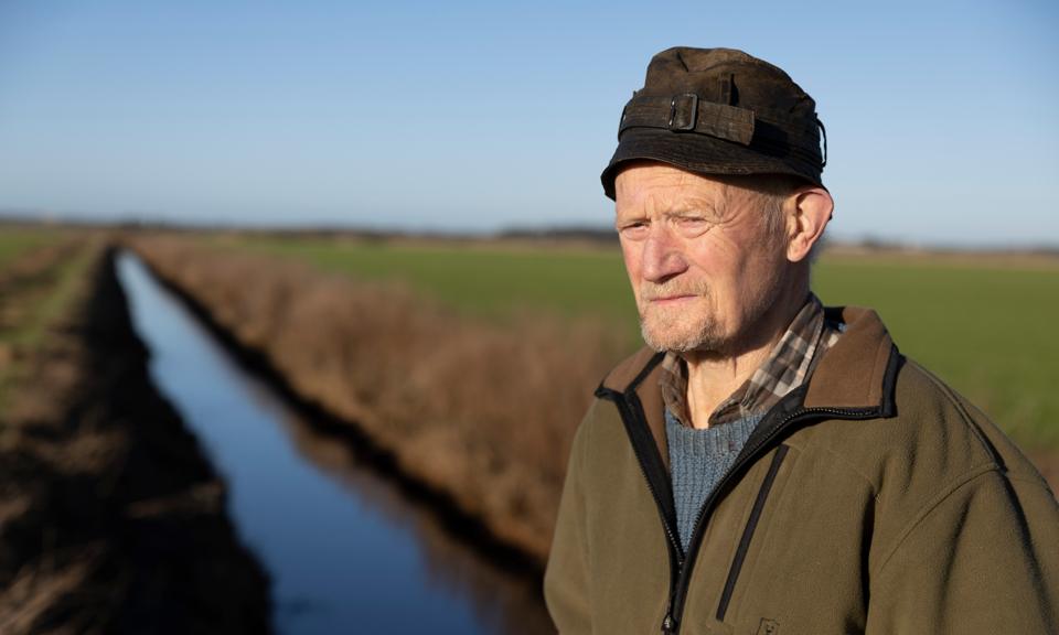 80-årige Poul Christensen ejer selv en del af jorden i området, og han beretter om et rigt fugleliv og han har set spor efter oddere. <i>Foto: Claus Søndberg</i>