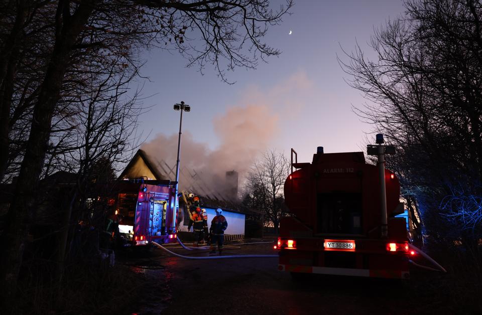 Der er torsdag eftermiddag udbrudt brand i en garage på en landejendom ved Ørding på Mors. <i>Foto: Bo Lehm</i>