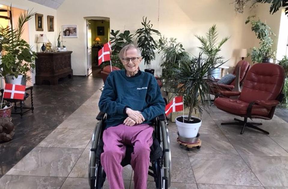 Leo Nielsen blev modtaget med flag, da han torsdag først på eftermiddagen vendte hjem til sit og Sussis hjem efter et hårdt sygdomsforløb og efterfølgende indlæggelse. <i>Privatfoto</i>
