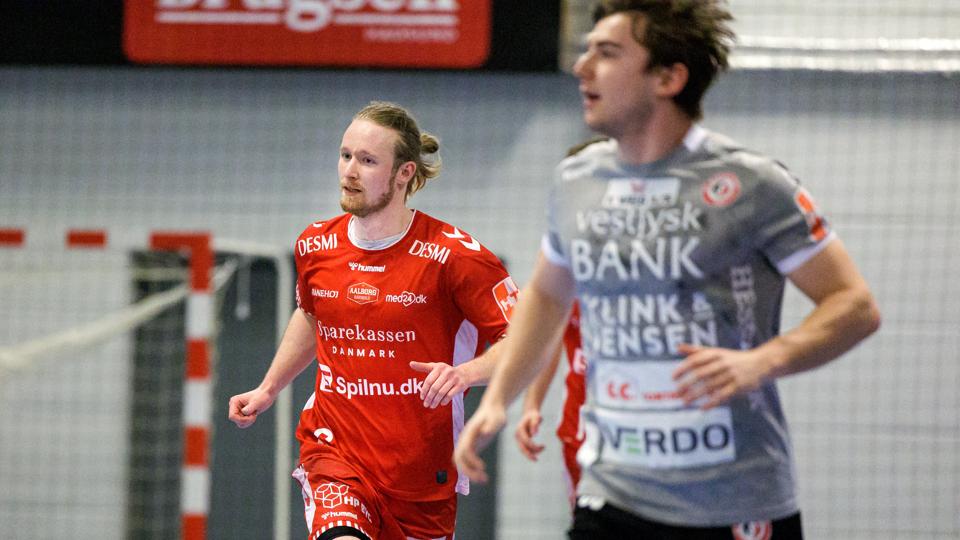 Andreas Væver (i rødt) var i januar i aktion i to testkampe for Aalborg Håndbold. Nu er han officielt indlemmet i truppen. <i>Arkivfoto: Torben Hansen</i>
