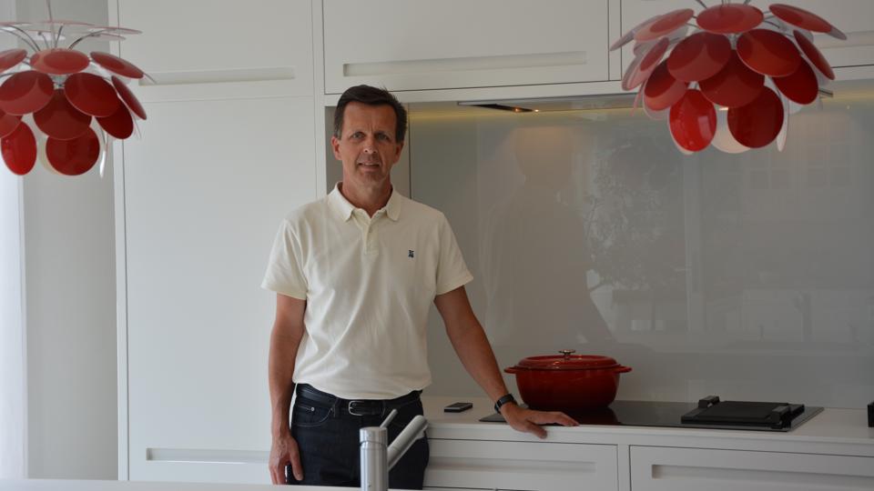 Bo Mellergaard fortæller, at butikken i Frederikshavn bestemt ikke lukker. Der forhandles nemlig allerede med en ny leverandør af køkkener. <i>Privatfoto</i>