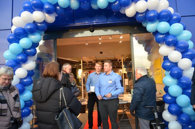 Rasmus Amdi Thybo Carlsen, Store Manager hos JYSK Støvring, bød kunderne velkommen, inden han klippede snoren til butikken.
