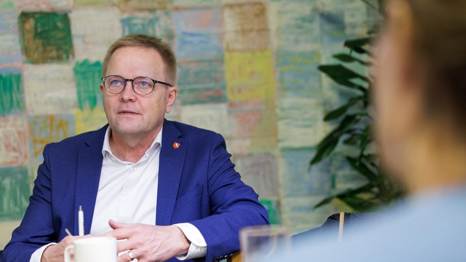 Borgmester i Morsø Kommune Hans Ejner Bertelsen (V) er helt tryg ved, at forhandlingerne om et kommende forsvarsforlig i en periode må overlades til Troels Lund Poulsen (V) efter Jakob Ellemann-Jensens (V) sygemelding. <i>Foto: Bo Lehm</i>