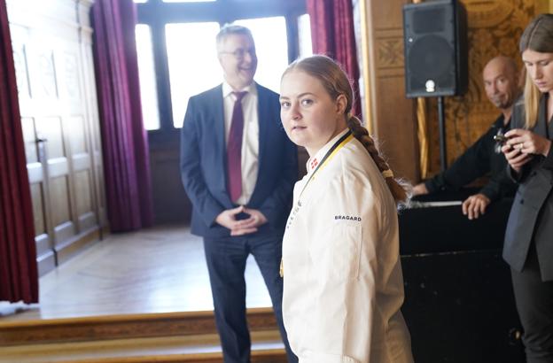 Elisabeth Madsen, en af guldvinderne ved VM for kokke, blev fredag middag fejret på Københavns Rådhus. Hun og resten af holdet blev hyldet af blandt andre fødevareminister Jacob Jensen (i baggrunden). <i>Foto: Ida Marie Odgaard/Ritzau Scanpix</i>