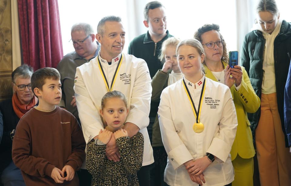 En stolt Elisabeth Madsen (th.) blev fredag middag hyldet på Københavns Rådhus sammen med resten af det hold, der mandag vandt det uofficielle VM for kokke, Bocuse d'Or. <i>Foto: Ida Marie Odgaard/Ritzau Scanpix</i>