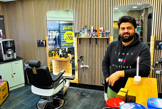 Djwar Hussein er nu klar til at tage mod kunder i sin total renoverede salon Din Frisør i Vestergade.
