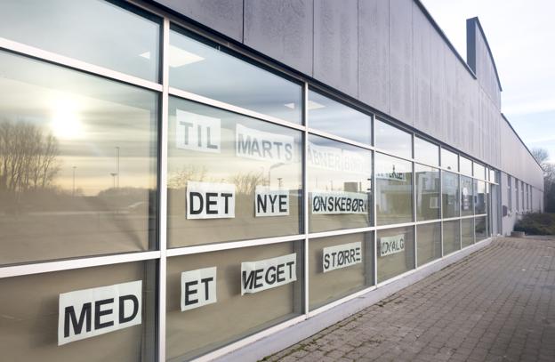 Sanne og Martin Madsen rykker Ønskebørn over i den gamle Kontor & Papir-bygning på den anden side af rundkørslen. <i>Foto: Bente Poder</i>