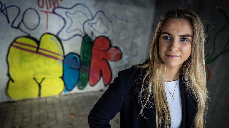 Sofie Therese Svendsen blev valgt til Aalborg Byråd i 2021 og går selv i byen i Jomfru Ane Gade. Hun vil nu se på, hvad byrådet kan gøre i drugging-sag. <i>Foto: Martin Damgård</i>