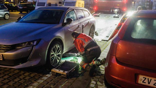 Politiet har beslaglagt en Peugeot ved Vangen 115 i Nørresundby. <i>Foto: Henrik Bo</i>