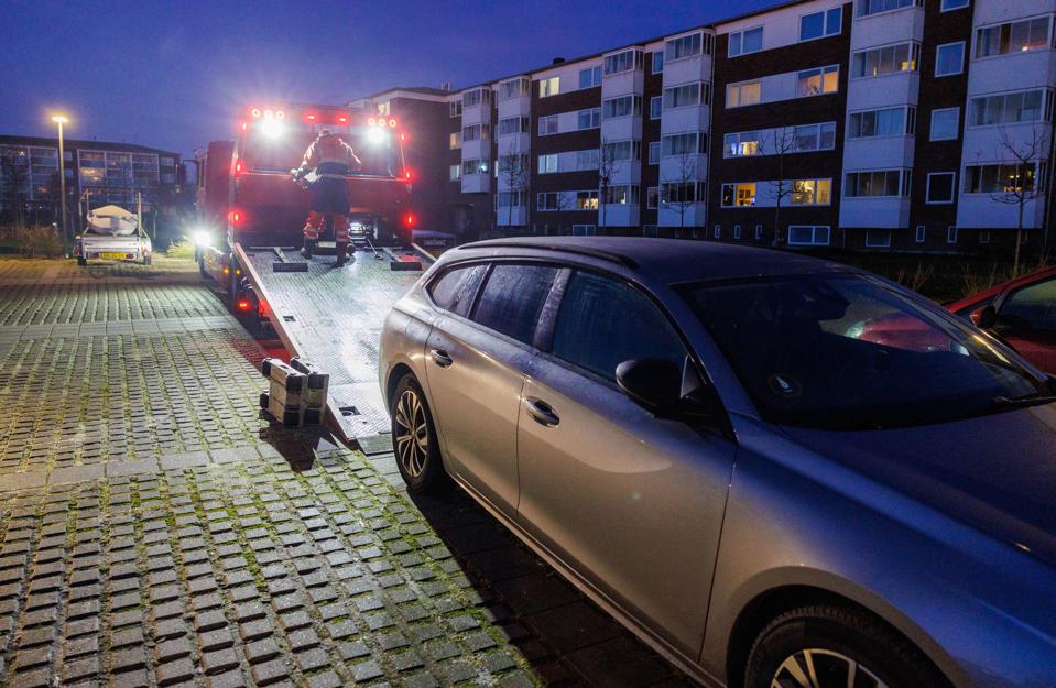 En sølvgrå Peugeot blev sent fredag fundet på Vangen i Nørresundby og hentet ind til undersøgelser hos Nordjyllands Politi efter et knivstikkeri på Tove Ditlevsens Vej i Aalborg fredag eftermiddag. Politiet anser Peugeot'en for at være den bil, gerningsmændene brugte ved overfaldet på en yngre mand. <i>Foto: Henrik Bo</i>