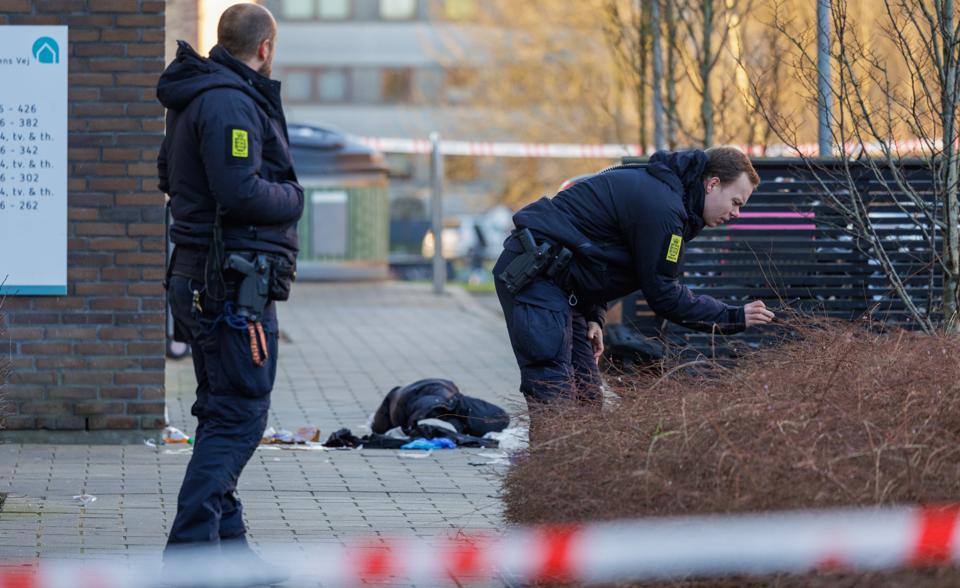 Nordjyllands Politi var talstærkt til stede på Tove Ditlevsens Vej i Aalborg efter knivstikkeri mod en yngre mand.  <i>Foto: Henrik Bo</i>