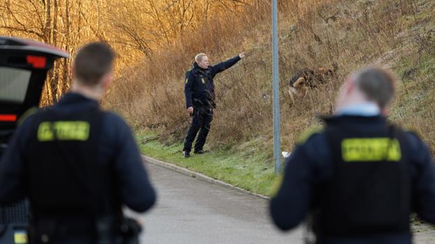 Nordjyllands Politi ledte blandt andet med hunde efter spor i forbindelse med knivoverfaldet.  <i>Foto: Henrik Bo</i>