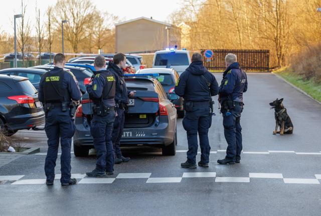 Nordjyllands Politi var massivt til stede på Tove Ditlevsens Vej i Aalborg efter knivstikkeriet fredag.