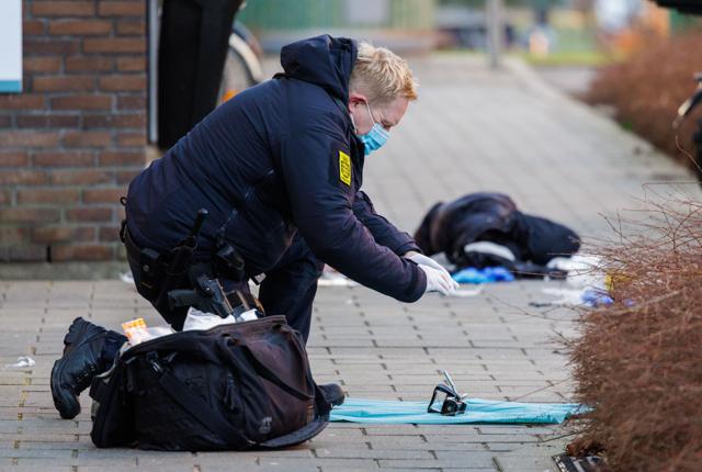 En betjent fotograferer bevismateriale på gerningsstedet på Tove Ditlevsens Vej. 