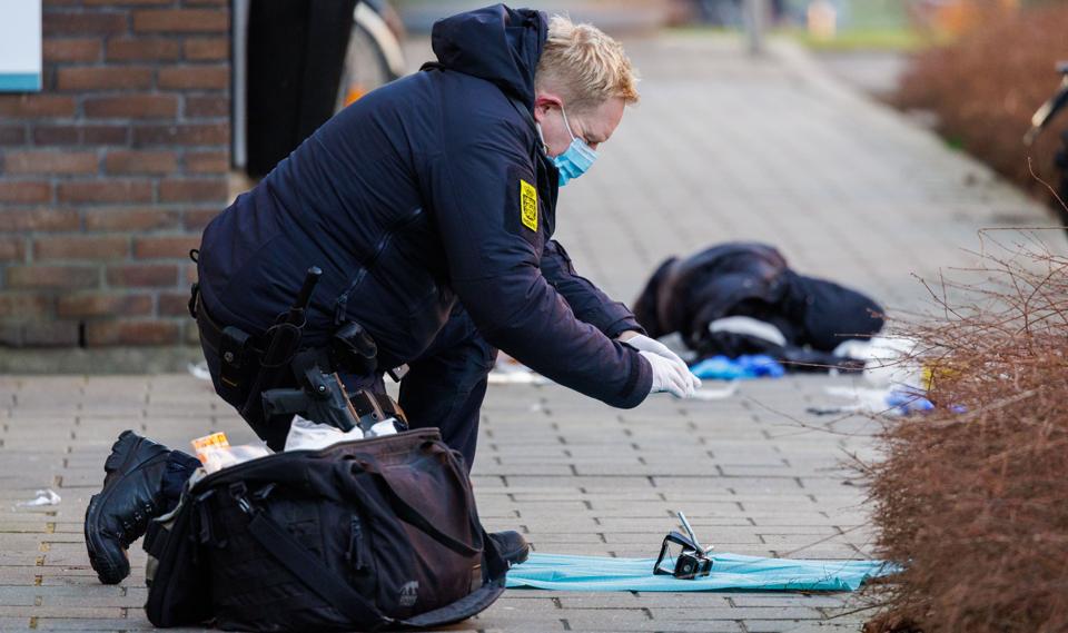 En betjent fotograferer bevismateriale på gerningsstedet på Tove Ditlevsens Vej.  <i>Foto: Henrik Bo</i>