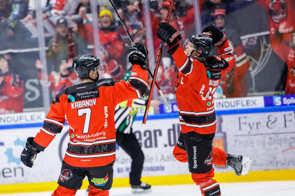 Kaptajn Julian Jakobsen (th.) scorede Aalborg Pirates' første mål i fredagens kamp. <i>Foto: Henrik Bo</i>