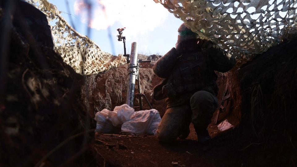 Ukrainske soldater affyrer mortergranater i Donetsk-regionen. I Vuhledar, der også ligger i Donetsk, foregår der i øjeblikket heftige kampe. <i>Anatolii Stepanov/Ritzau Scanpix</i>