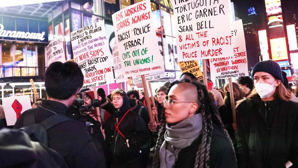 I New York i USA er folk gået på gaden i protest mod den anholdelse, der førte til 29-årige Tyre Nichols' død. Den amerikanske præsident, Joe Biden, har opfordret til, at demonstrationerne forbliver fredelige. <i>Michael M. Santiago/Ritzau Scanpix</i>