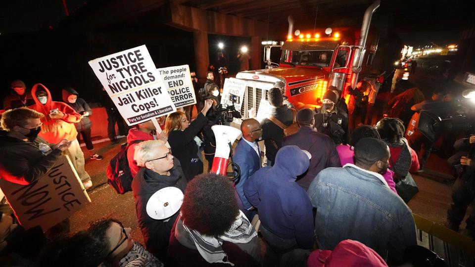 Demonstranter har spærret en bro i Memphis, efter at en video af en meget voldsom anholdelse er blevet offentliggjort. <i>Gerald Herbert/Ritzau Scanpix</i>