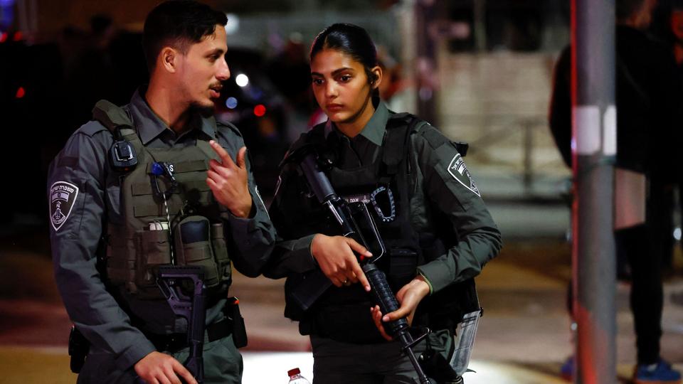 Israelske sikkerhedsstyrker holdt vagt ved gerningsstedet i det østlige Jerusalem fredag aften. <i>Ammar Awad/Reuters</i>