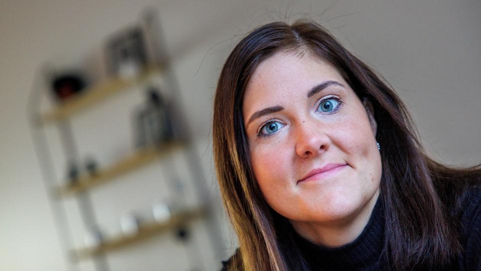 Sandra Poulsen blev fyret efter videoovervågning. Ni tidligere ansatte har sammen med fagbevægelsen FOA bragt hjemmeservicefirmaet "Aktiv Hverdag" fra Frederikshavn for Arbejdsretten. Her anklages firmaet både for at have skabt et krænkende arbejdsmiljø ved at overvåge sine ansatte - og desuden for at have modarbejdet, at de ansatte skulle blive medlemmer af fagbevægelsen FOA. <i>Foto: Henrik Bo</i>