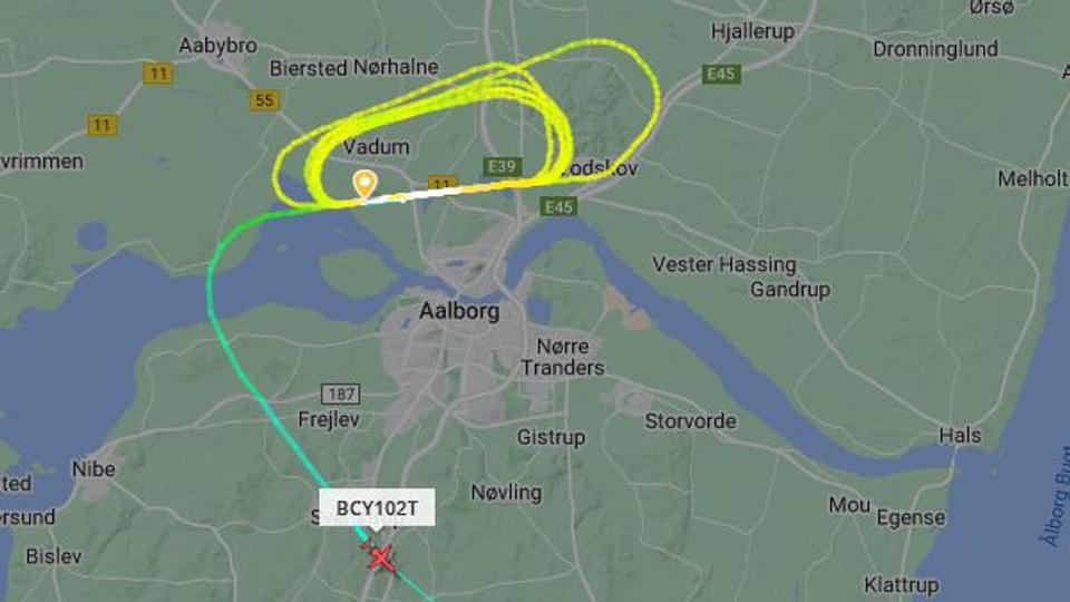 Flyet cirkulerede - og blev ved. <i>Udklip: flightradar.com</i>