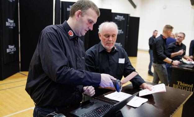 For første gang siden januar 2020 bød Thisted Bryghus velkommen indenfor, og takket være de nye, digitale adgangspas, forløb logistikken smidigt, selvom 600 havde stillet sig i kø. <i>Foto: Bo Lehm</i>