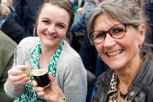 Helle Sørensen fra Salling (TV) og Jette Nygaard fra Thisted nød begge den mørke Limfjords IPA, der var stillet frem til generalforsamlingens deltagere. <i>Foto: Bo Lehm</i>