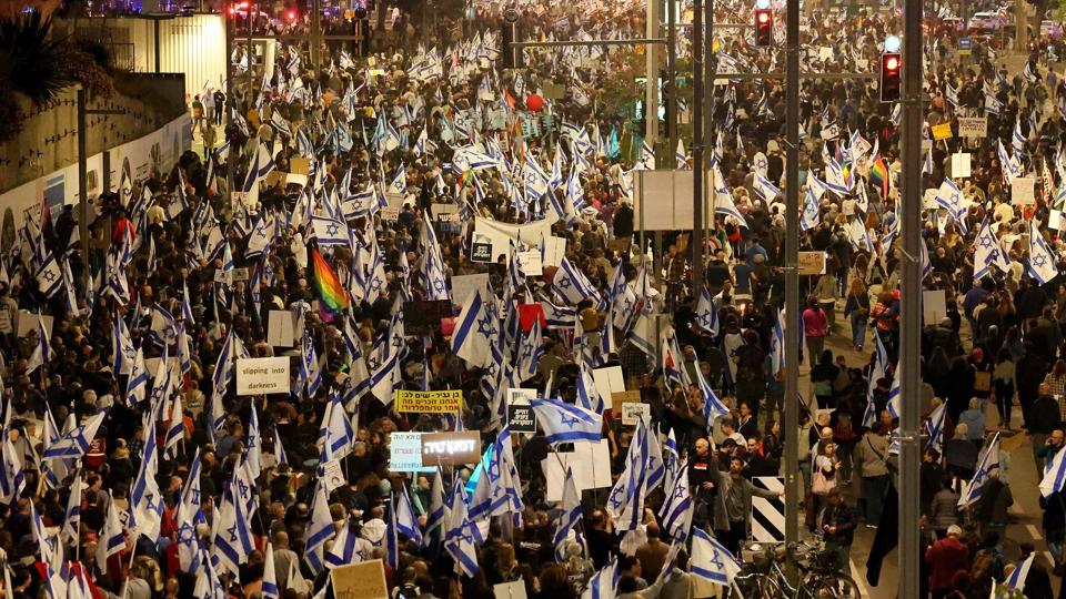 Tel Aviv er igen skueplads for store demonstrationer, hvor israelere protesterer mod en række retsreformer. <i>Jack Guez/Ritzau Scanpix</i>