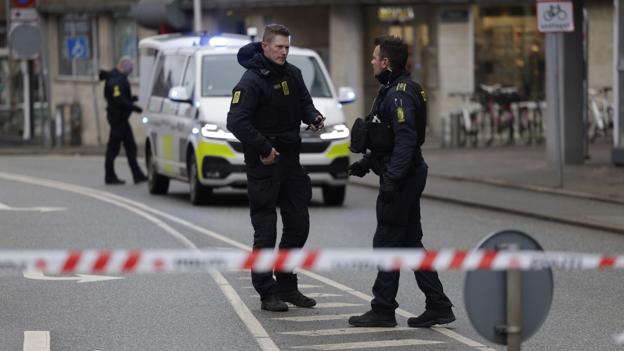 Massivt politiopbud på Vesterbro - politi bærer skudsikre veste