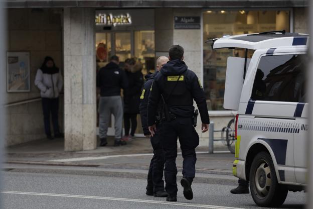 En blev såret ved et skudopgør på åben gade på Vesterbro i Aalborg søndag over middag. <i>Foto: Henrik Bo</i>