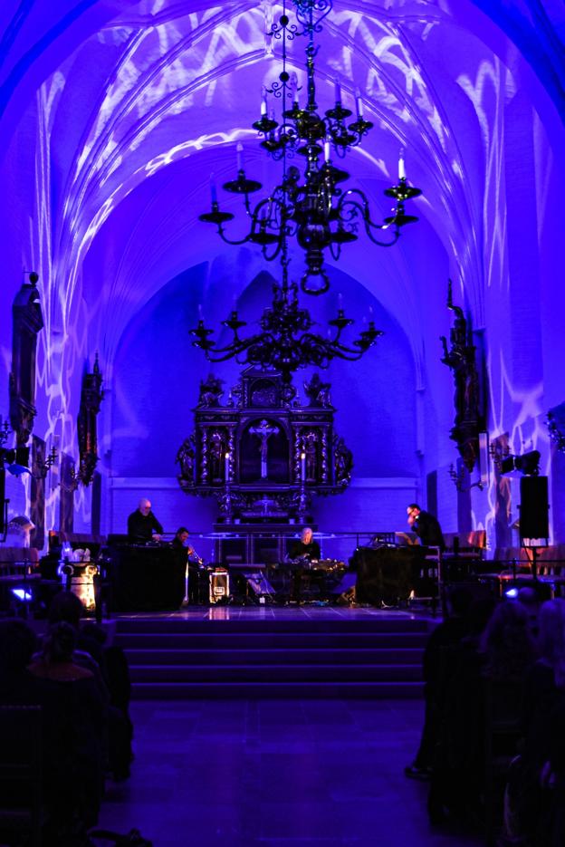 Den svenske organist Maria W Horn og det norske lydkunstprojekt Punkt viste med musik og storslåede lydkollager i Budolfi Kirke, hvad Northern Winter Beat kan som festival. <i>Foto: Studenterhuset</i>