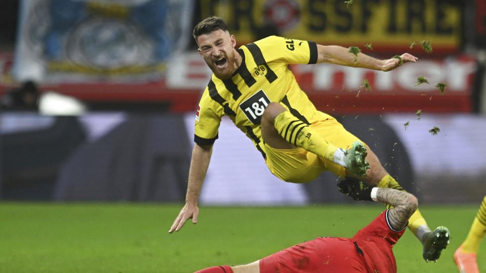 Salih Ozcan fra Dortmund kæmper med hjemmeholdets Robert Andrich i søndagens opgør i Bundesligaen. <i>Bernd Thissen/Ritzau Scanpix</i>