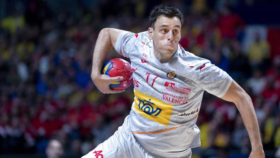 Spaniens Adriá Figueras scorede ni gange på ni forsøg, da Spanien dukkede Sverige i duellen om bronze ved VM. <i>Liselotte Sabroe/Ritzau Scanpix</i>