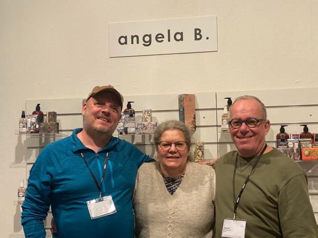 Marskandiser-parret har deltaget i designmessen Formland i Herning i tre dage - her sammen med Angela Bredøl, Angela B. <i>Privatfoto.</i>