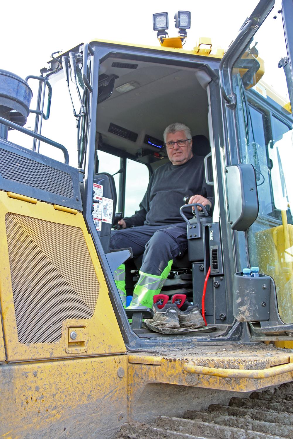 Maskinfører Claus Bøgelund på plads i den komfortable kabine på en af den nye Komatsu-dozer. Maskinfører Claus Bøgelund på plads i den komfortable kabine på en af den nye Komatsu-dozer.