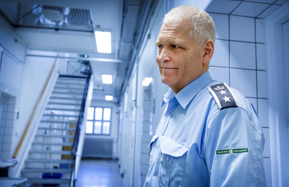 Preben Thaarup, chef for Hobro Arrest, konstaterer, at der er rift om pladserne bag lukkede døre. Arresten har næsten altid fyldt op i alle celler. <i>Foto: Torben Hansen</i>