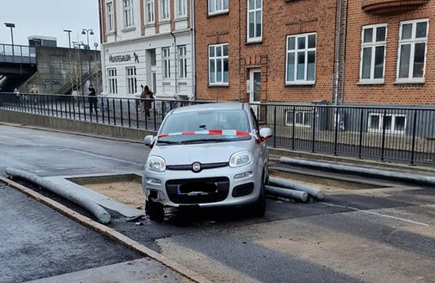 En af de mange biler, der har siddet fast i busgraven på Kastetvej. <i>Foto: Mattias Kornum</i>