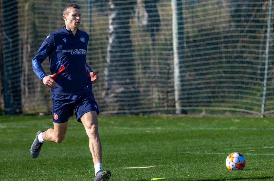 Nicklas Helenius er lige nu en af tre AaB-spillere, der primært løbetræner, mens resten af truppen spiller fodbold. <i>Foto: Martél Andersen</i>