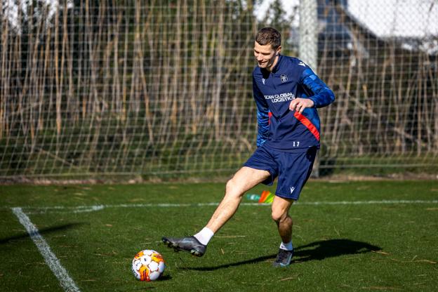 Nicklas Helenius er tilbage i AaB's startopstilling, når Sogndal er modstander i mandagens træningskamp. <i>Foto: Martél Andersen</i>