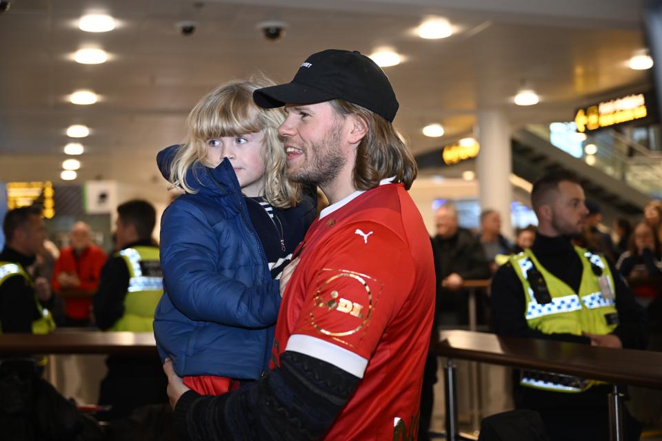 Mikkel Hansen og resten af de danske verdensmestre blev mandag modtaget i Københavns Lufthavn. Nu kan han, ligesom sine to klubkammerater fra Aalborg Håndbold, se frem til et par fridage. <i>Foto: Nils Meilvang/Ritzau Scanpix</i>