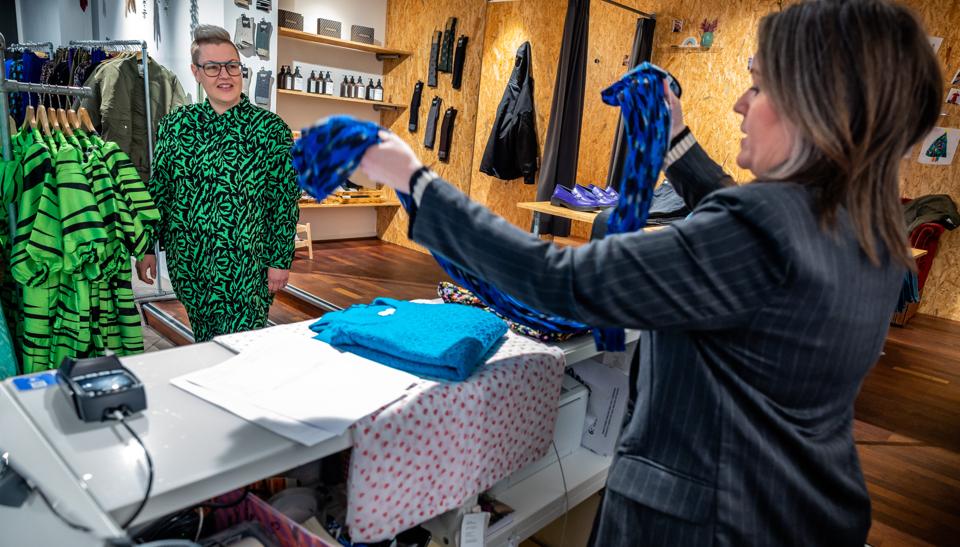 Stine Dalsgaard og Dorthe Bak driver sammen tøjbutikken Blikfang, som lige nu er i gang med at omforme sig. <i>Foto: Martin Damgård</i>