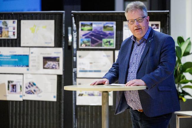 Jammerbugt Kommune præsenterer planerne om vedvarende energianlæg på et borgermøde. Borgmester Mogens Christen Gade og teamleder for planafdelingen, Kell Agerbo fremlage planerne.

Brovst 30. januar 2023.